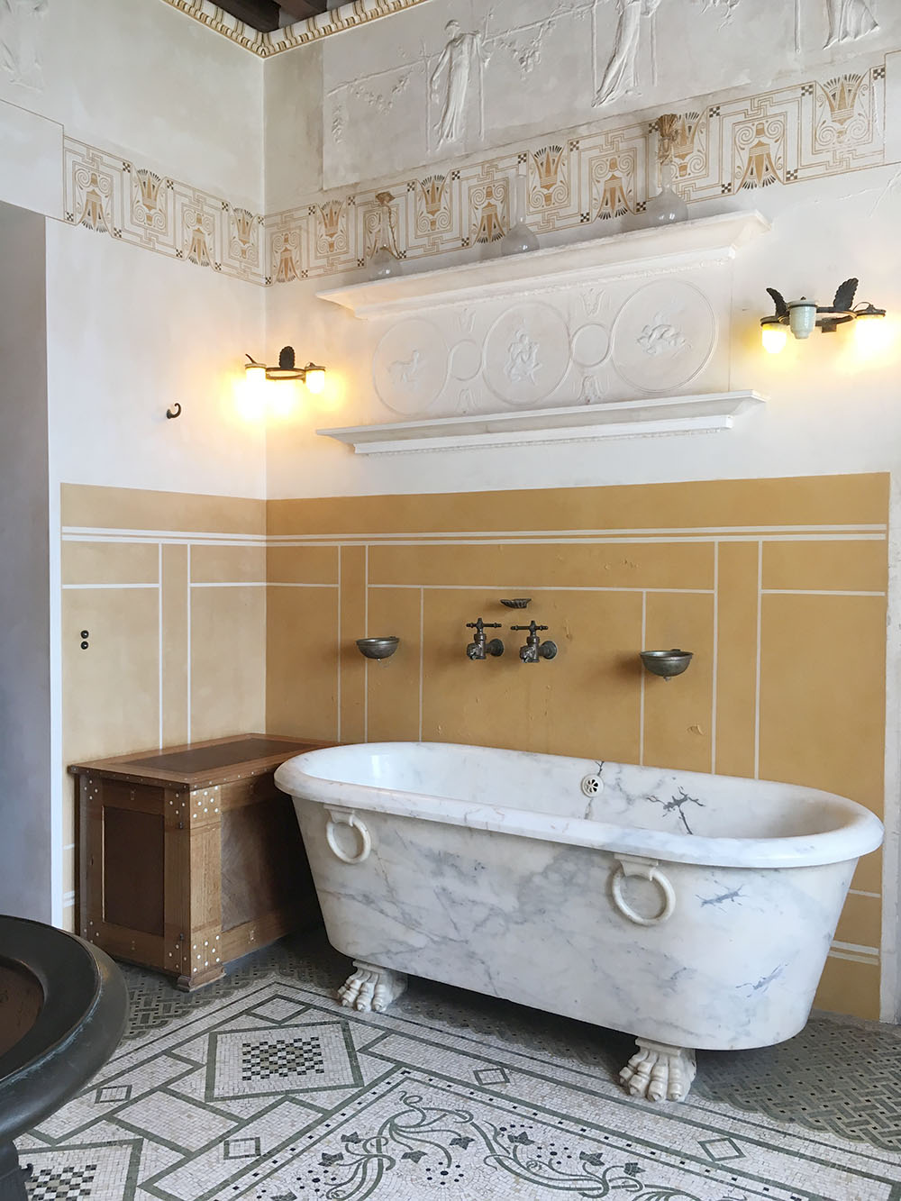 Clawfoot bathtub
